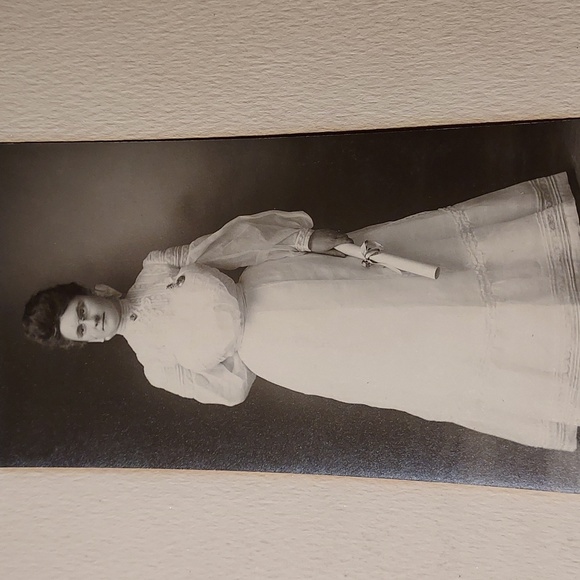 Antique Cabinet Card Photos Distinguished Posing Ladies Lot of 4 - Picture 9 of 13
